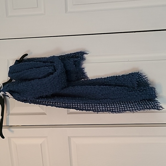 Light weight scarf NWT Blue - Picture 1 of 2